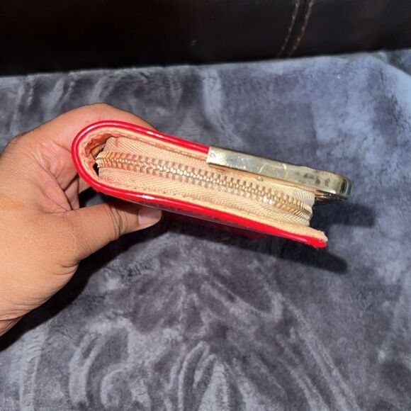 Elegant Red Wallet with Gold Accents - Picture 3 of 6